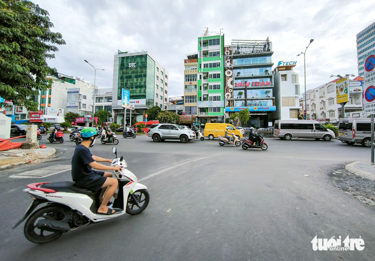 Thông xe thêm một đoạn nối Trần Quốc Hoàn, giảm áp lực cho vòng xoay Lăng Cha Cả - Ảnh 2.