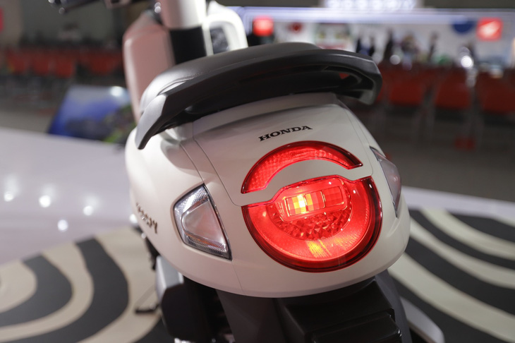 Honda Scoopy 2025 ra mắt: Thiết kế tinh chỉnh, thêm trang bị, về Việt Nam dễ giữ giá gần 38 triệu - Ảnh 9.