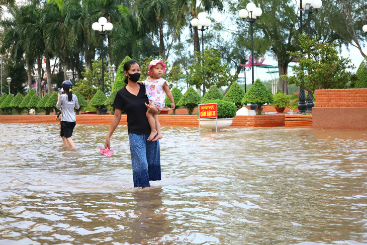 Đề xuất làm bờ kè chống nước tràn vào bến Ninh Kiều - Ảnh 1.