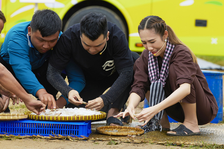 Ưng Hoàng Phúc lần đầu lái xe máy đi chợ miền Tây - Ảnh 2.