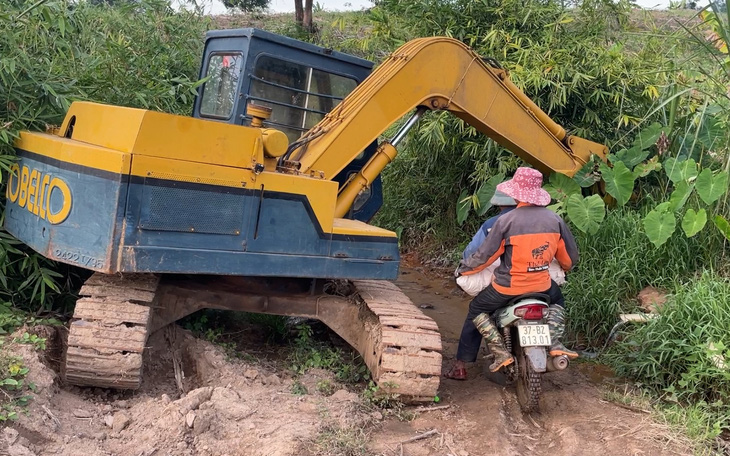 Dạ cầu An Lập - đường đi hàng ngày bất ngờ bị rào, dân phải đi vòng cả km - Ảnh 2.