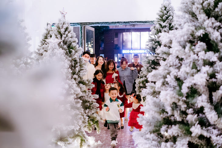 ‘Nhà của ông già Noel’ bất ngờ xuất hiện tại khu đô thị Ecopark - Ảnh 13.