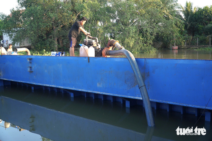 Nước mặn xâm nhập sâu vào đất liền hơn 40km ở Bến Tre - Ảnh 1.