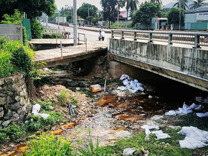 Vụ nước rỉ ra từ bãi rác gây ô nhiễm khu dân cư ở Nha Trang: Nâng cấp hệ thống dẫn nước rỉ rác - Ảnh 1.