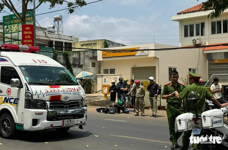 Vài giây sống còn: Người đi xe máy giải cứu em nhỏ đạp xe đi vào điểm mù xe tải - Ảnh 1.