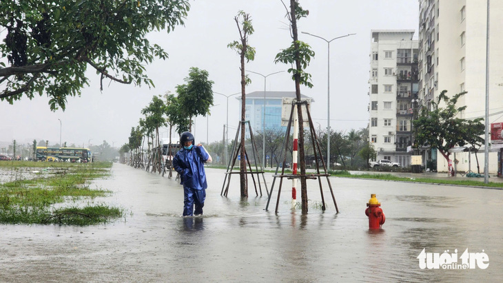 Lo mưa lớn khác thường, Huế xả nước các hồ thủy điện, thủy lợi để đón lũ - Ảnh 1.