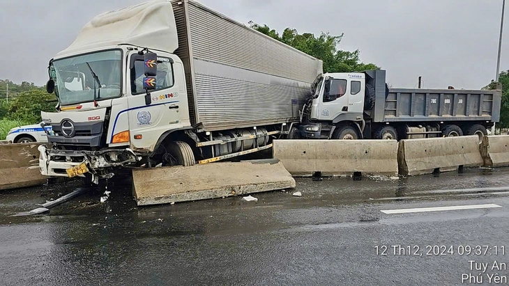 Đang sửa chữa đường, cán bộ kỹ thuật bị xe tải tông chết - Ảnh 1.