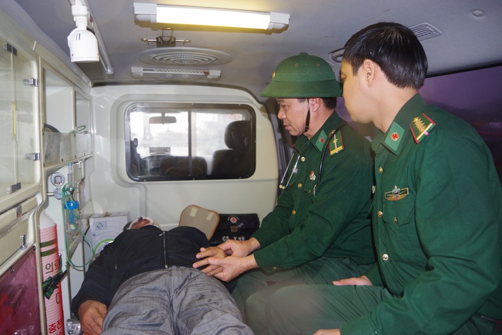 Kịp thời đưa thuyền viên nước ngoài gặp nạn vào bờ cấp cứu - Ảnh 1.