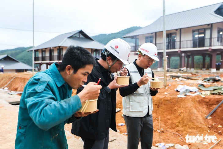 Phở yêu thương đến với Làng Nủ: Bưng lên tô phở， bà con ấm áp - Ảnh 2.