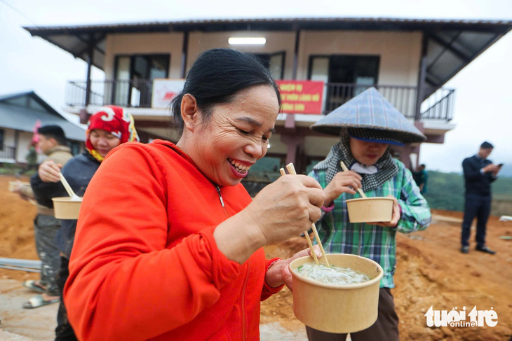 Phở yêu thương đến với Làng Nủ: Bưng lên tô phở， bà con ấm áp - Ảnh 3.