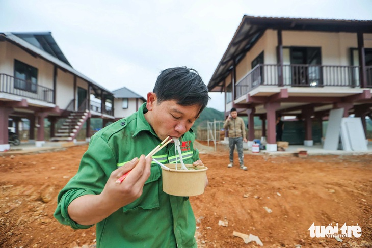 Phở yêu thương đến với Làng Nủ: Bưng lên tô phở， bà con ấm áp - Ảnh 4.