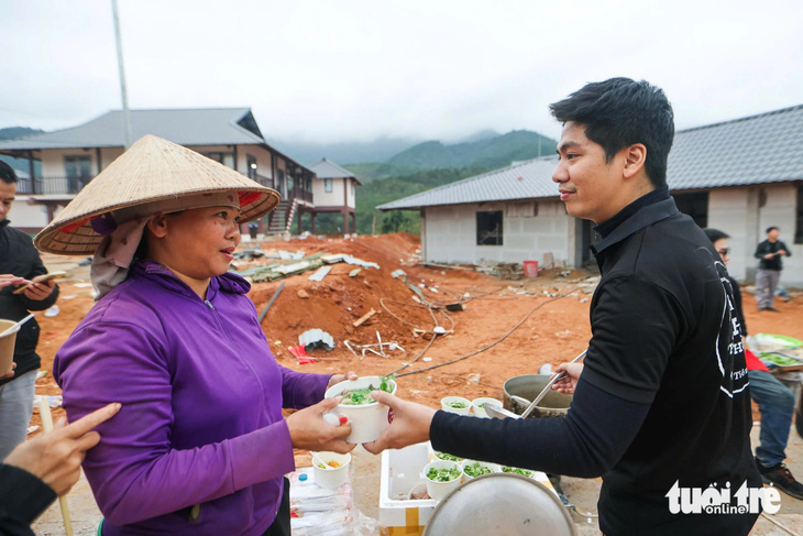 Phở yêu thương đến với Làng Nủ: Bưng lên tô phở， bà con ấm áp - Ảnh 7.