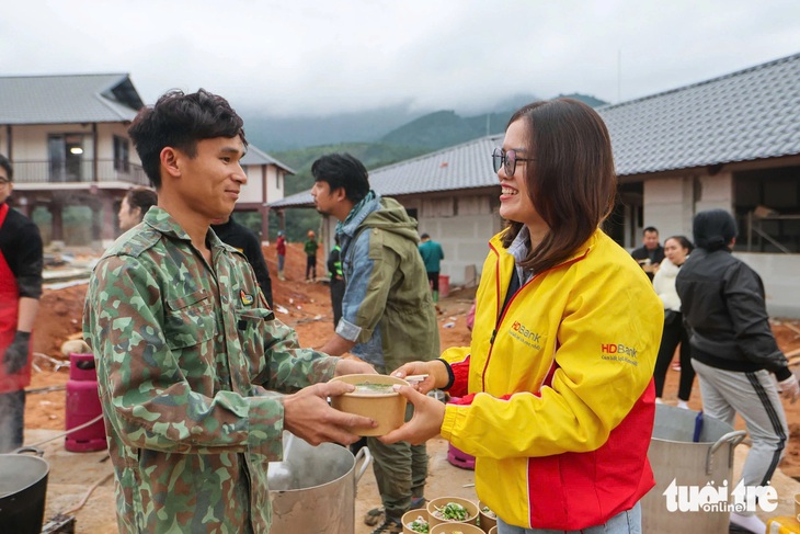 Phở yêu thương đến với Làng Nủ: Bưng lên tô phở， bà con ấm áp - Ảnh 8.