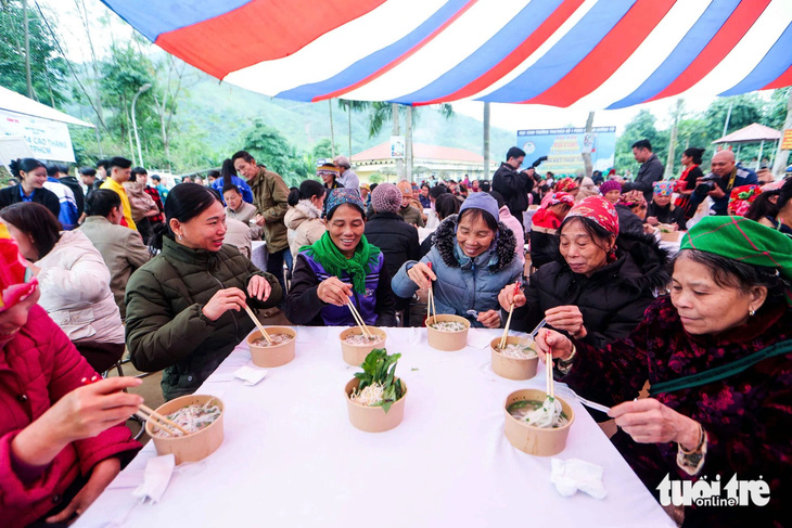 Ngày của phở 12-12: Cả trăm người ăn phở nóng ấm giữa mùa đông vùng cao - Ảnh 5.