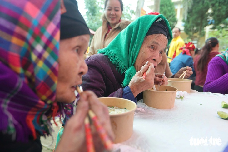 Ngày của phở 12-12: Cả trăm người ăn phở nóng ấm giữa mùa đông vùng cao - Ảnh 6.