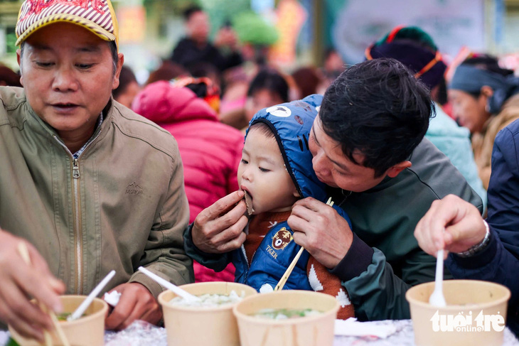 Ngày của phở 12-12: Cả trăm người ăn phở nóng ấm giữa mùa đông vùng cao - Ảnh 7.