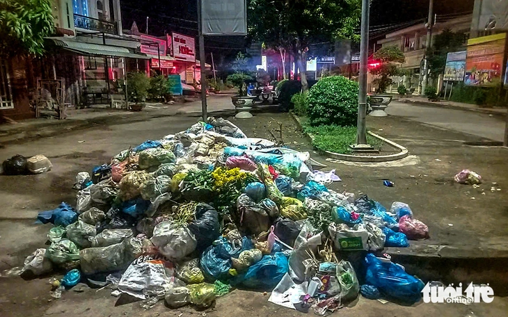 Rác thải ùn ứ, tràn ngập khắp huyện Chợ Mới, An Giang - Ảnh 1.