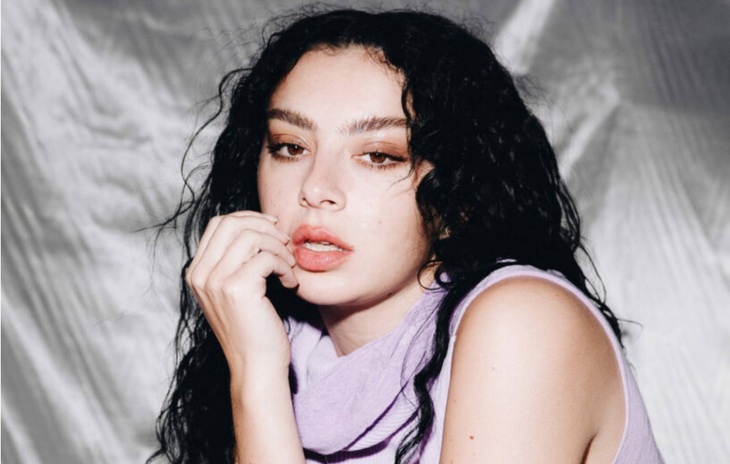 Vì sao brat của Charli XCX xâm chiếm thế giới năm nay? - Ảnh 2.