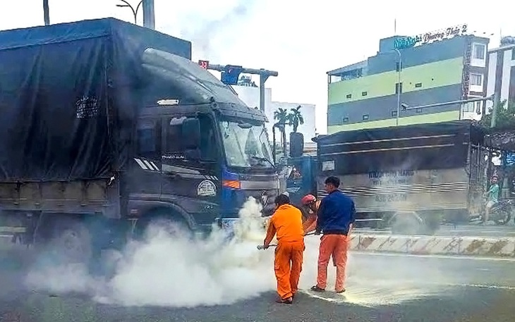 Công nhân điện lực kịp thời dập tắt đám cháy trên đường - Ảnh 1.
