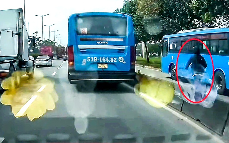 Xe buýt đón khách ngay trong làn xe lớn, ô tô phải thắng dúi dụi - Ảnh 1.
