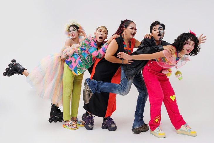Showbiz không hề tai tiếng cho đến khi bị ‘lộ hàng’ - Ảnh 1.