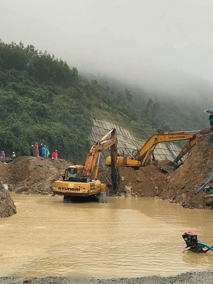 Mưa lớn làm đèo An Khê ách tắc giao thông - Ảnh 3.