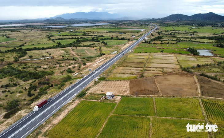 Phải trèo rào hoặc đi vòng chục cây số ra ruộng vì cao tốc không có đường gom - Ảnh 3.