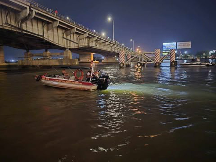 Tìm thấy thi thể nạn nhân đưa về nhà xác, đưa xe lên khỏi sông Đồng Nai giữa đêm - Ảnh 9.