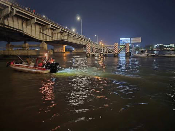 Tìm thấy thi thể nạn nhân đưa về nhà xác, đưa xe lên khỏi sông Đồng Nai giữa đêm - Ảnh 11.