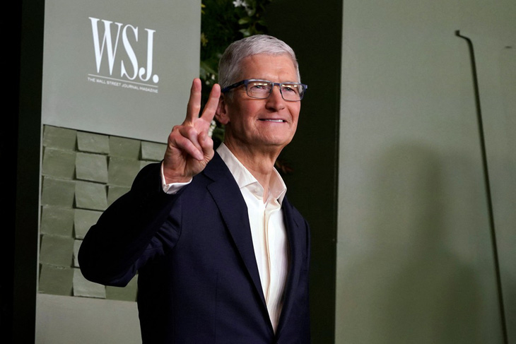 Apple vướng kiện tụng, CEO Tim Cook gặp riêng ông Trump tại Mar-a-Lago - Ảnh 1.