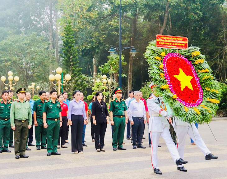 TP.HCM tri ân các anh hùng liệt sĩ nhân kỷ niệm ngày thành lập Quân Đội  - Ảnh 1.