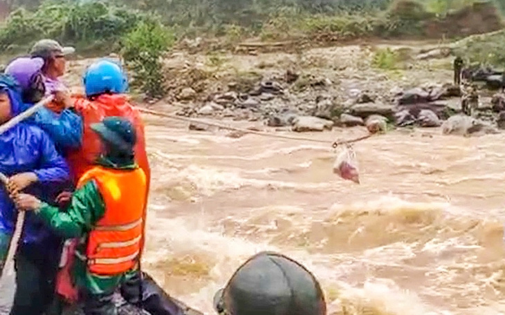 Nghẹt thở giải cứu 4 người gần một ngày mắc kẹt ở cồn đất khi lũ cuồn cuộn - Ảnh 2.