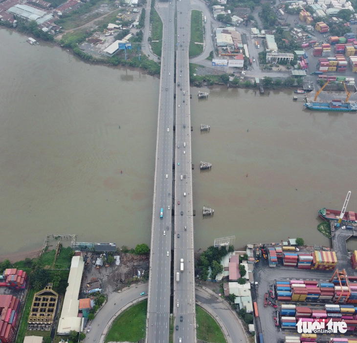 Cận cảnh cầu Đồng Nai nơi cô gái lái ô tô tông gãy lan can rớt xuống sông tử vong - Ảnh 7.