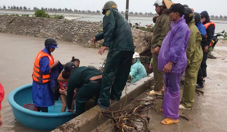 Mưa lớn gây ngập hơn 100 căn nhà, sạt lở tuyến đường ven biển Ninh Thuận - Ảnh 3.