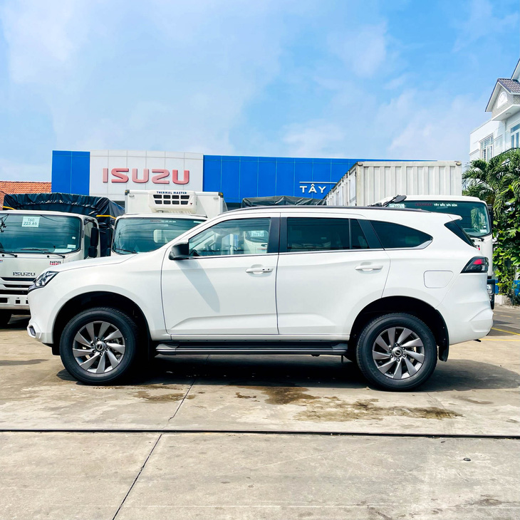 Tin tức giá xe: Isuzu mu-X giảm 240 triệu, đối thủ Santa Fe nay giá ngang Tucson - Ảnh 5.