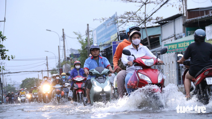 Đi học, đi làm về trễ còn gặp triều cường, người dân vật vã trên đường - Ảnh 2.