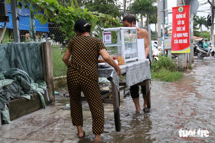 Đi học, đi làm về trễ còn gặp triều cường, người dân vật vã trên đường - Ảnh 3.