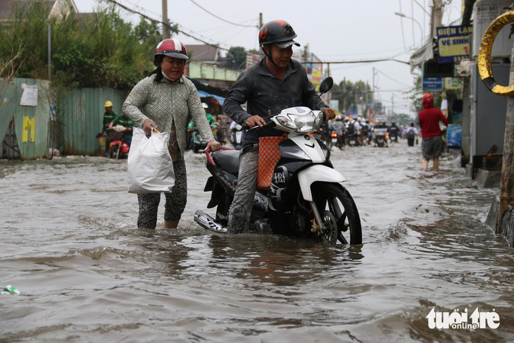 Đi học, đi làm về trễ còn gặp triều cường, người dân vật vã trên đường - Ảnh 5.