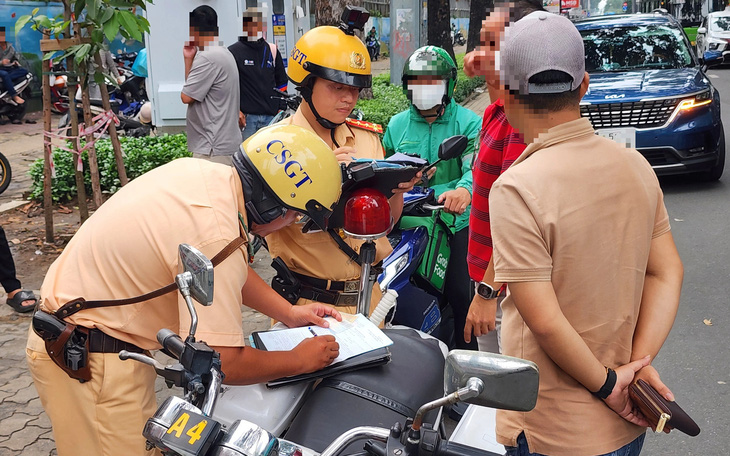 'Đỏ mắt' tìm nơi dừng xe ở bệnh viện - Ảnh 2.