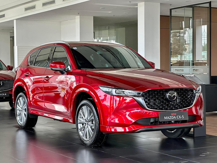 Tin tức giá xe: Mazda CX-5 giảm giá tới 70 triệu tại đại lý, bản giữa SUV C 'mềm' như SUV B - Ảnh 1.