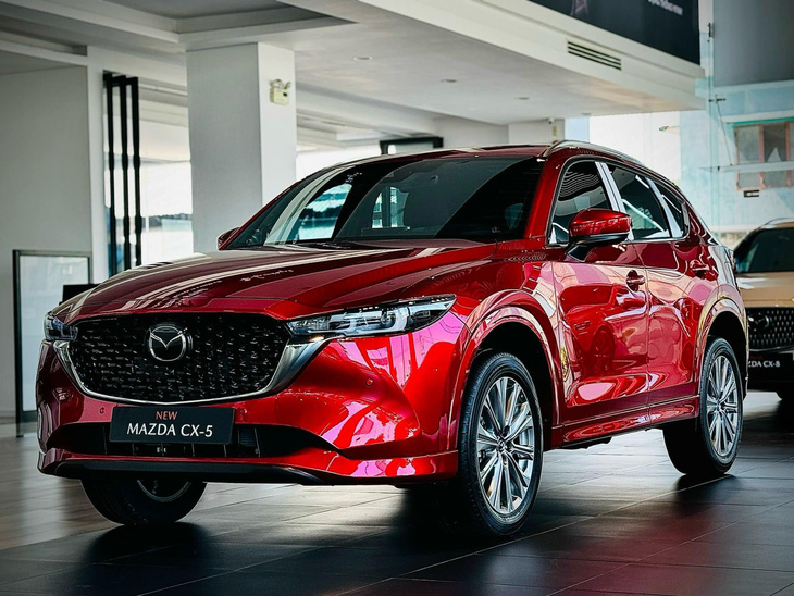 Tin tức giá xe: Mazda CX-5 giảm giá tới 70 triệu tại đại lý, bản giữa SUV C 'mềm' như SUV B - Ảnh 2.