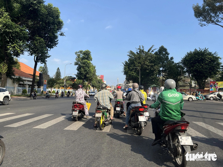 Người bảo đường chật khiến tài xế côn đồ, nhưng 'sao chung đường mà những tài xế khác không côn đồ'  - Ảnh 3.