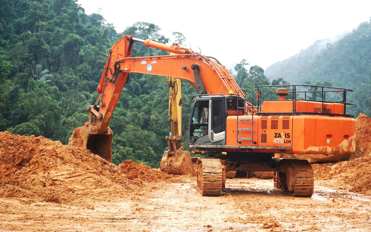 Đã nổ mìn phá tan khối đá hơn 100 tấn trên đèo Khánh Lê, dự kiến ngày mai thông xe - Ảnh 1.