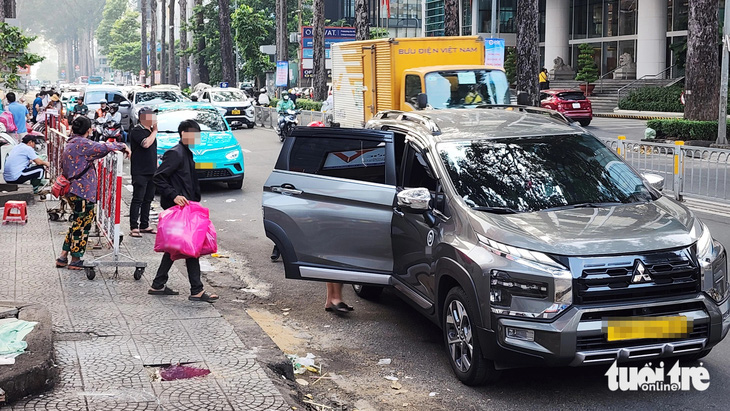 Ô tô vẫn dừng, đậu sai quy định quanh nhiều bệnh viện ở TP.HCM - Ảnh 6.