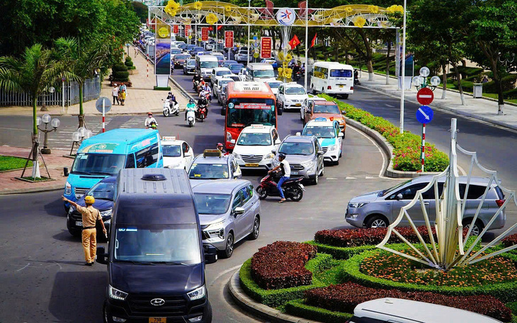 Đòi ‘đặc quyền’ xe khách du lịch vào trung tâm TP Nha Trang giờ cao điểm - Ảnh 3.