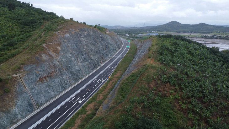 Khai thác hơn 60 km cao tốc Vân Phong - Nha Trang trước Tết Nguyên đán 2025 - Ảnh 1.