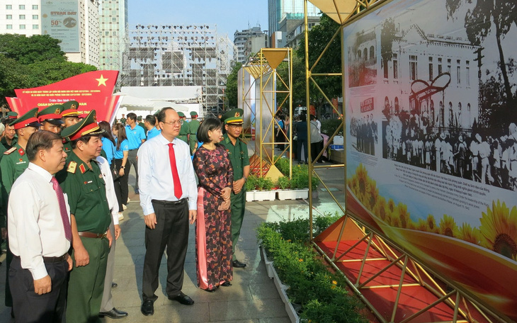 Trong tiếng kèn bài ‘Vì nhân dân quên mình’, cả đại đội băng qua bãi bom nổ chậm - Ảnh 4.