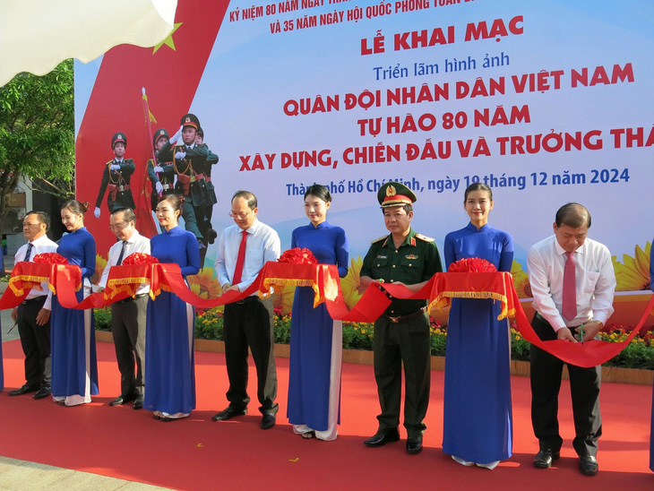 Khai mạc triển lãm chào mừng 80 năm thành lập Quân đội Nhân dân Việt Nam - Ảnh 1.