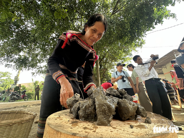 Lớp học làm gốm thủ công M'nông bên hiên nhà sàn cổ - Ảnh 1.