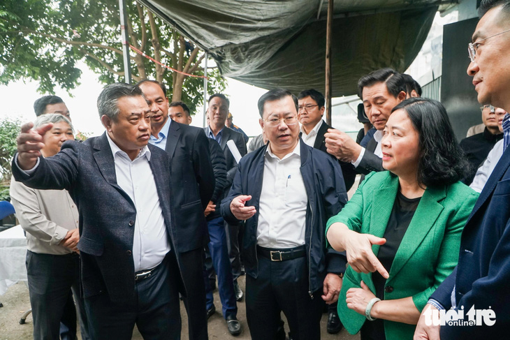 Bí thư Hà Nội yêu cầu ngừng 'biểu diễn' bơm nước hồ Tây cứu sông Tô Lịch - Ảnh 1.